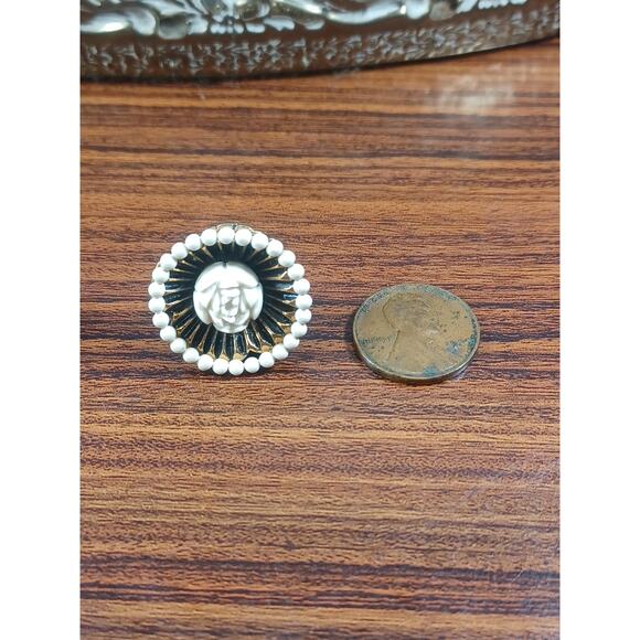 Vintage Round Flower Center White & Brass Screw Back Earrings Retro Victorian - Picture 5 of 6